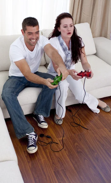 Ζευγάρι στον καναπέ παίζοντας βιντεοπαιχνίδια — Φωτογραφία Αρχείου