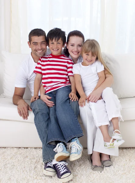 Birlikte kanepede oturan aile — Stok fotoğraf