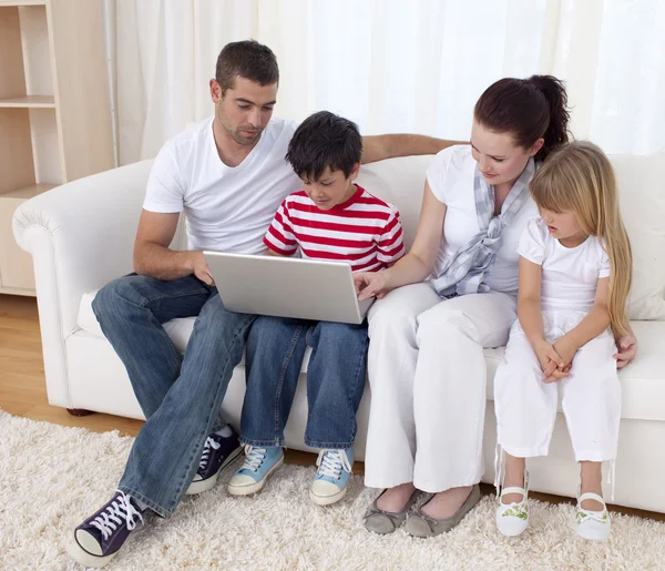 Rodzina w domu za pomocą laptopa — Zdjęcie stockowe