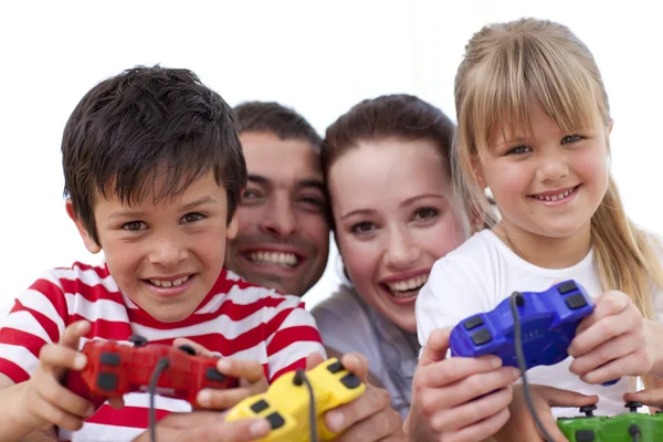 Πορτρέτο της οικογένειας παίζοντας βιντεοπαιχνίδια στο σπίτι — Φωτογραφία Αρχείου