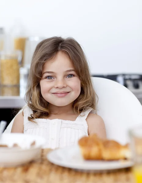 Bambina che fa colazione — Foto Stock