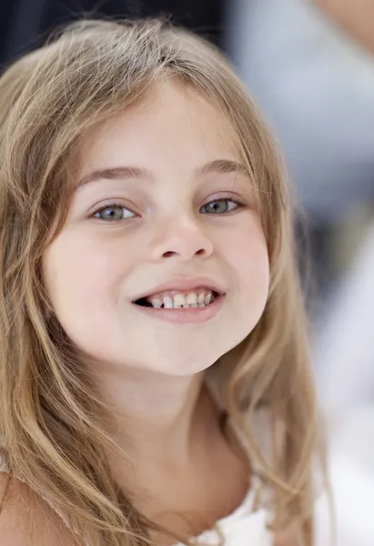 Маленькая девочка улыбается в камеру — стоковое фото