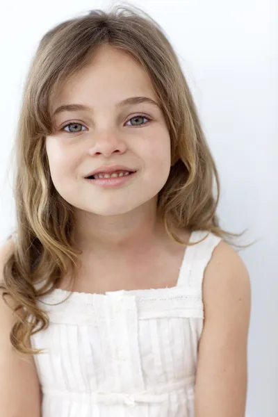 Ritratto di una bambina sorridente — Foto Stock