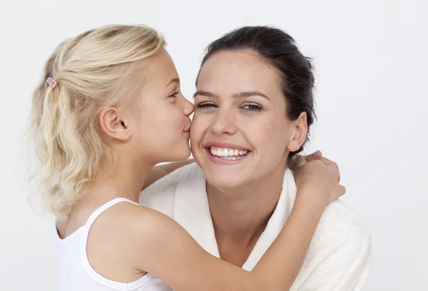 Dochter kussen van haar moeder in badkamer — Stockfoto