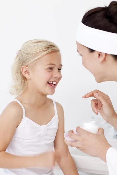 Mor och dotter spelar med grädde — Stockfoto