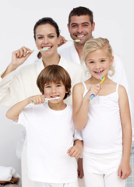 Anne ve çocuk banyoda dişlerini Temizleme — Stok fotoğraf