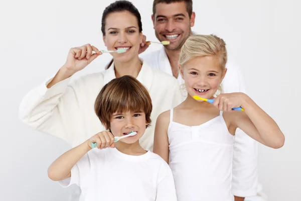 Retrato da família limpando os dentes no banheiro — Fotografia de Stock