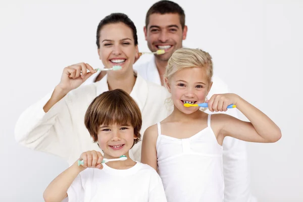 Família limpando os dentes no banheiro — Fotografia de Stock