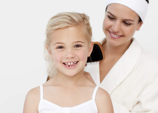 Bela mãe fazendo o cabelo da filha — Fotografia de Stock