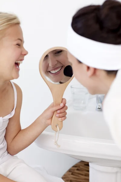 Filha e mãe se divertindo com maquiagem — Fotografia de Stock