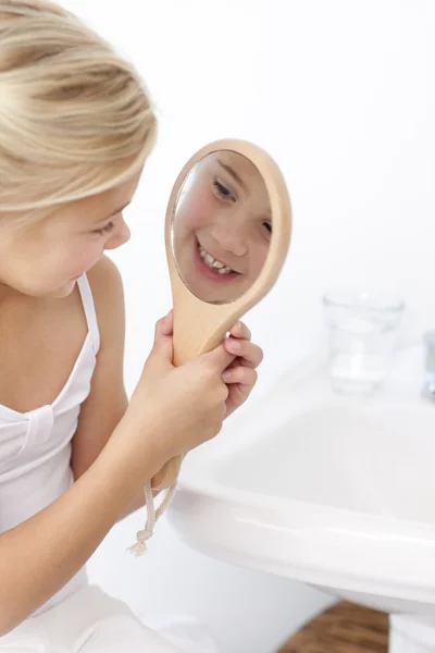 Klein meisje spelen met een spiegel — Stockfoto