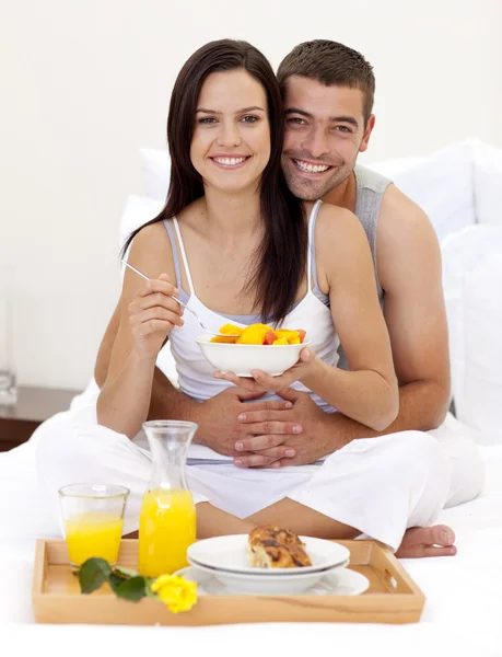 Casal tomando café da manhã nutritivo na cama — Fotografia de Stock