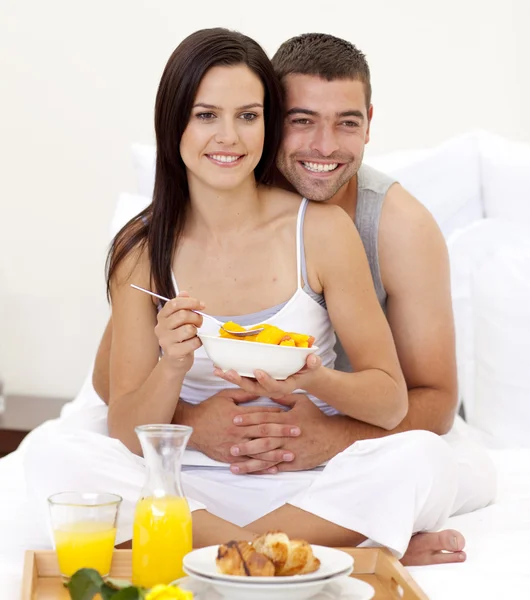 妻子和丈夫躺在床上吃营养早餐 — 图库照片