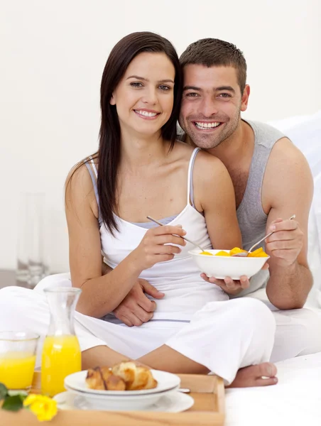 夫妻躺在床上有健康的早餐 — 图库照片