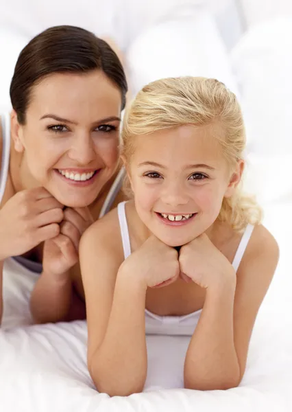 Mother and daughter lying in bed — Stock Photo, Image