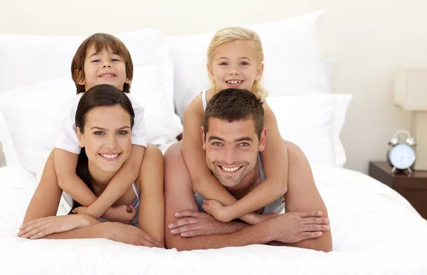 Rodina baví v posteli rodičů — Stock fotografie