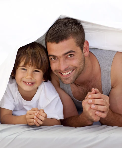 Pai e filho juntos debaixo dos lençóis — Fotografia de Stock