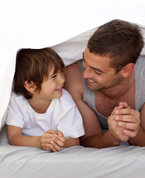 Baba ve oğul bedsheets altında konuşma — Stok fotoğraf