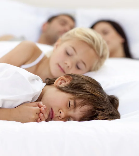 Rodzina śpi w łóżku rodziców — Zdjęcie stockowe