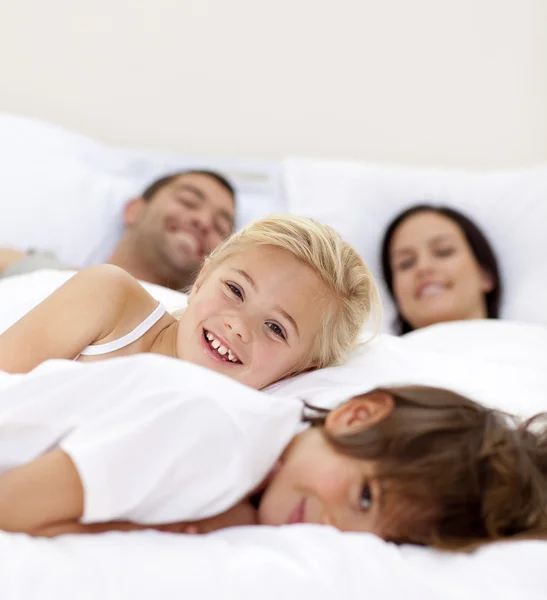 Familia realxing en la cama de los padres — Foto de Stock