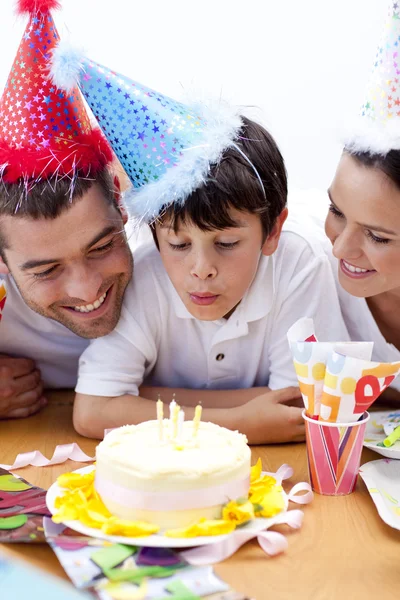 Маленький хлопчик святкує день народження з батьками — стокове фото