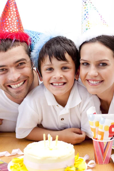 Família sorridente celebrando o aniversário do filho — Fotografia de Stock