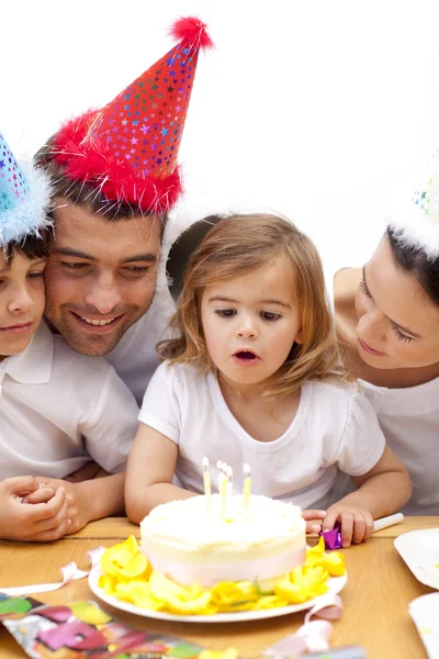 Родина святкує день народження дочки вдома — стокове фото
