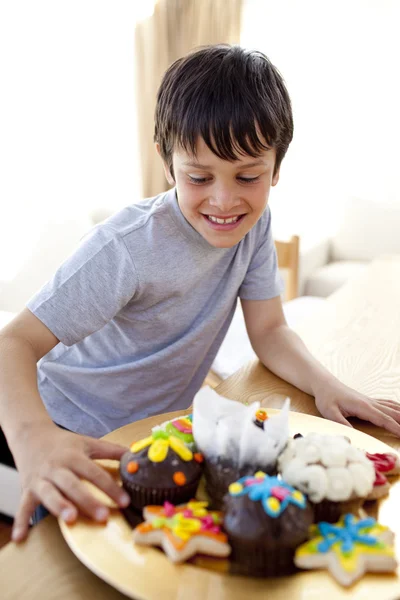 Щасливий хлопчик дивиться на кондитерські вироби — стокове фото