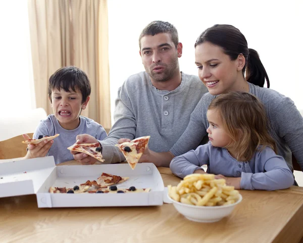 Familia comiendo pizza y papas fritas en casa —  Fotos de Stock