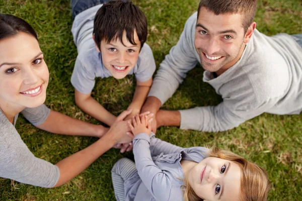 Parents and children lying on garden — Stock Photo, Image