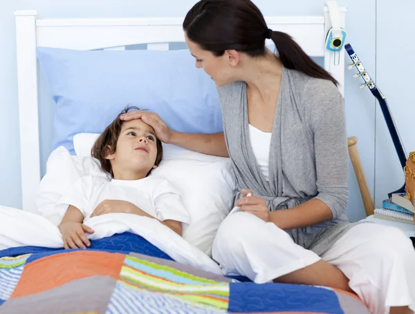 Mother taking her son's temperature — Stock Photo, Image