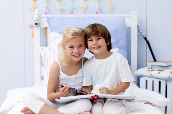 Barn läser en bok i sovrum — Stockfoto