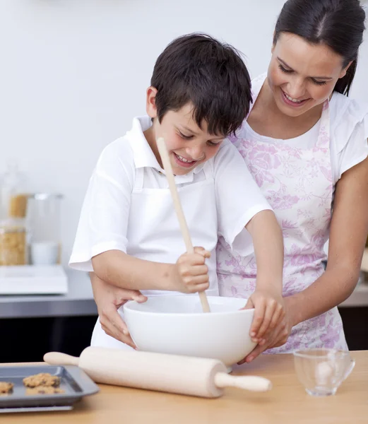 Glückliche Mutter und Sohn beim gemeinsamen Backen in der Küche — Stockfoto