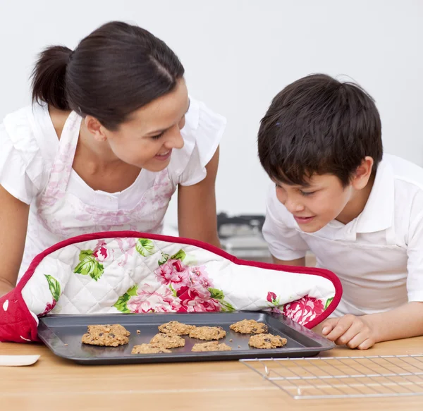 母亲和儿子看家庭自制饼干 — 图库照片