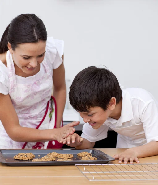Μητέρα και γιος ψήσιμο μπισκότων στην κουζίνα — Φωτογραφία Αρχείου