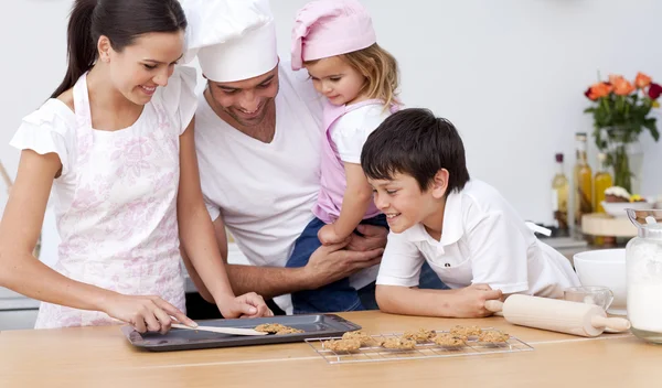 Familj bakning i köket — Stockfoto