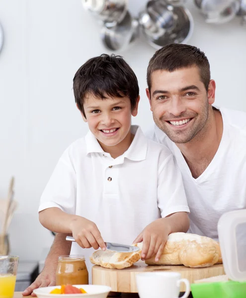 Sorrindo pai e filho preparando um brinde — Fotografia de Stock