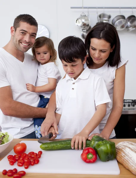 Hijo preparando comida con su familia — Foto de Stock