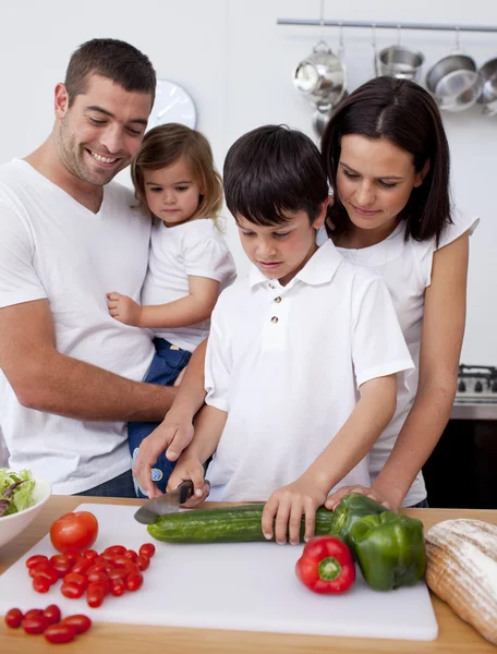Filho preparando comida com sua família — Fotografia de Stock