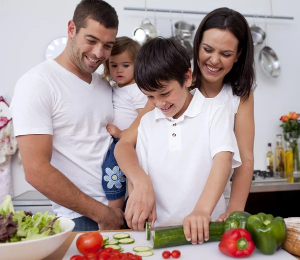 Fils préparant la nourriture avec sa famille — Photo