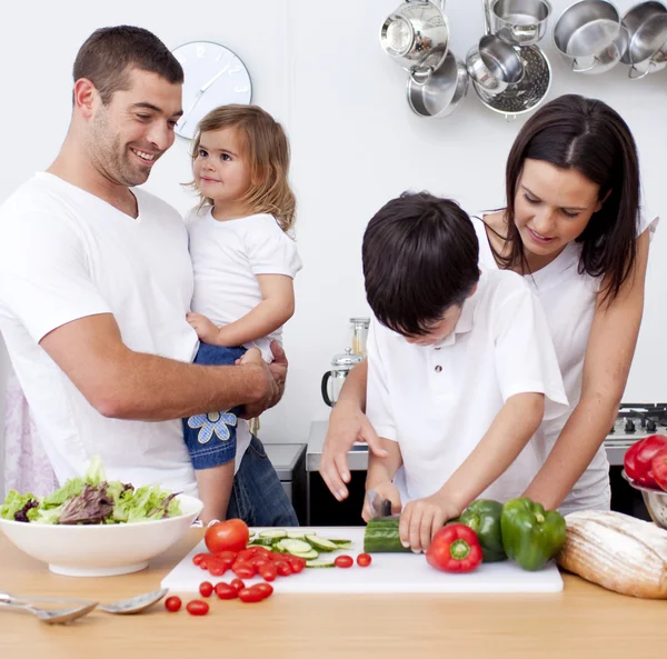 Fils préparant la nourriture avec sa famille — Photo