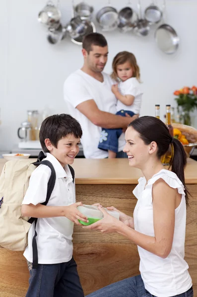 Madre dando comida a su hijo para el almuerzo —  Fotos de Stock