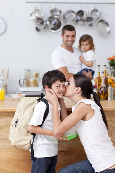 Mutter küsst ihren Sohn vor der Schule — Stockfoto