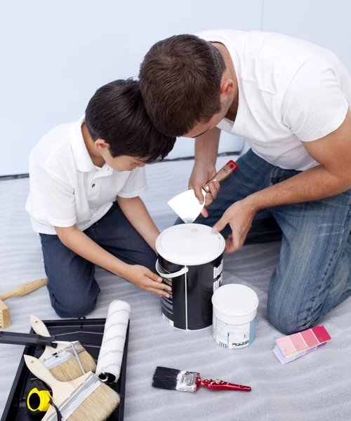 Padre e figlio dipingere una camera da letto — Foto Stock