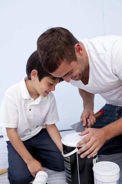 Padre e figlio che preparano vernice — Foto Stock