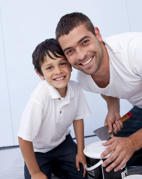 Uśmiechnięty ojciec i syn malowania sypialni — Zdjęcie stockowe