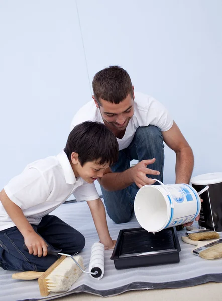 Man and little boy painting a bedroom — Stock Photo, Image
