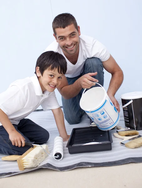 Otec a syn malování pokoj — Stock fotografie