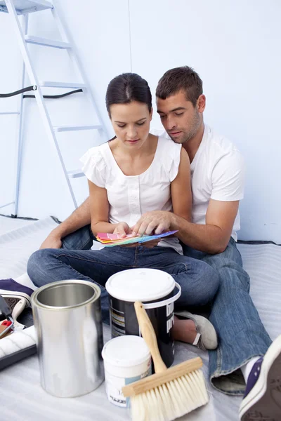 Couple chosing colours to paint new house — Stock Photo, Image