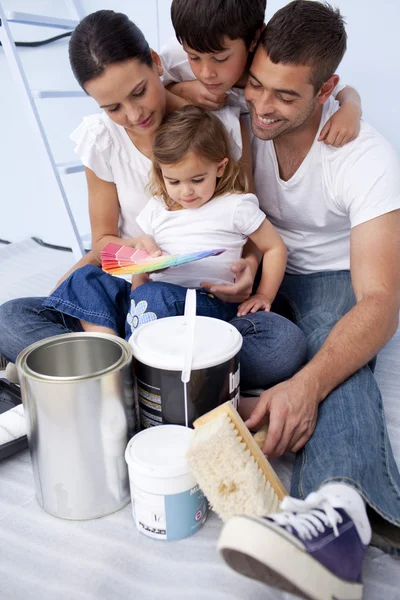 Family chosing colours to paint a bedroom — Stock Photo, Image